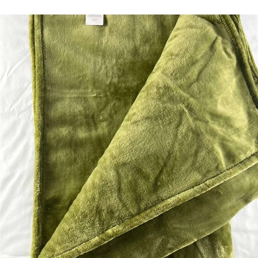 The Farmhouse 100% Polyester Soft Plush Blanket/Throw Blanket